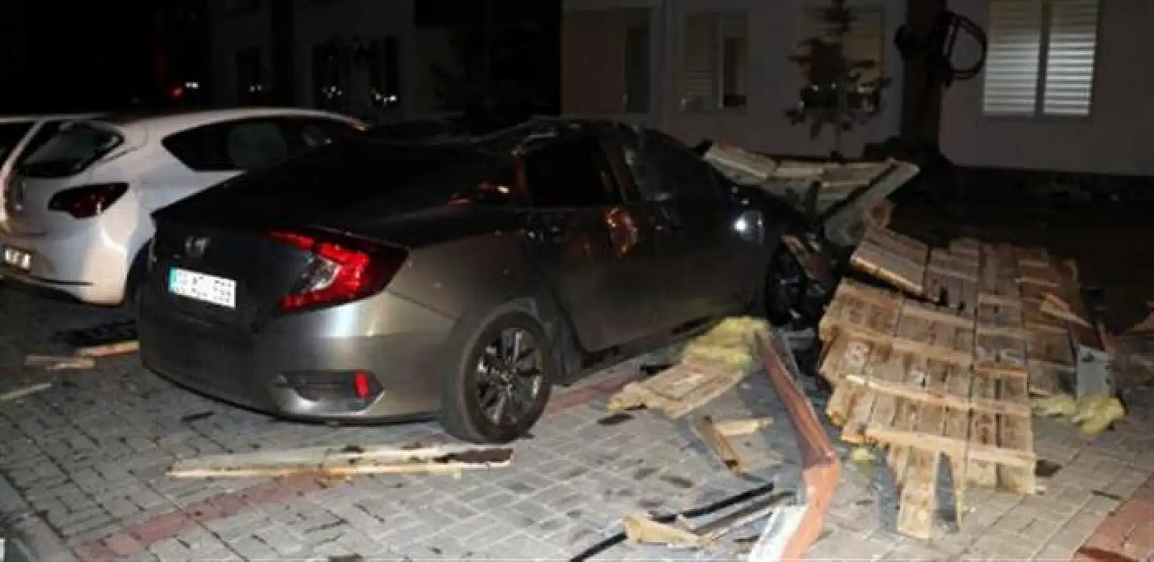 Kayseri'de şiddetli rüzgar taş üstünde taş bırakmadı