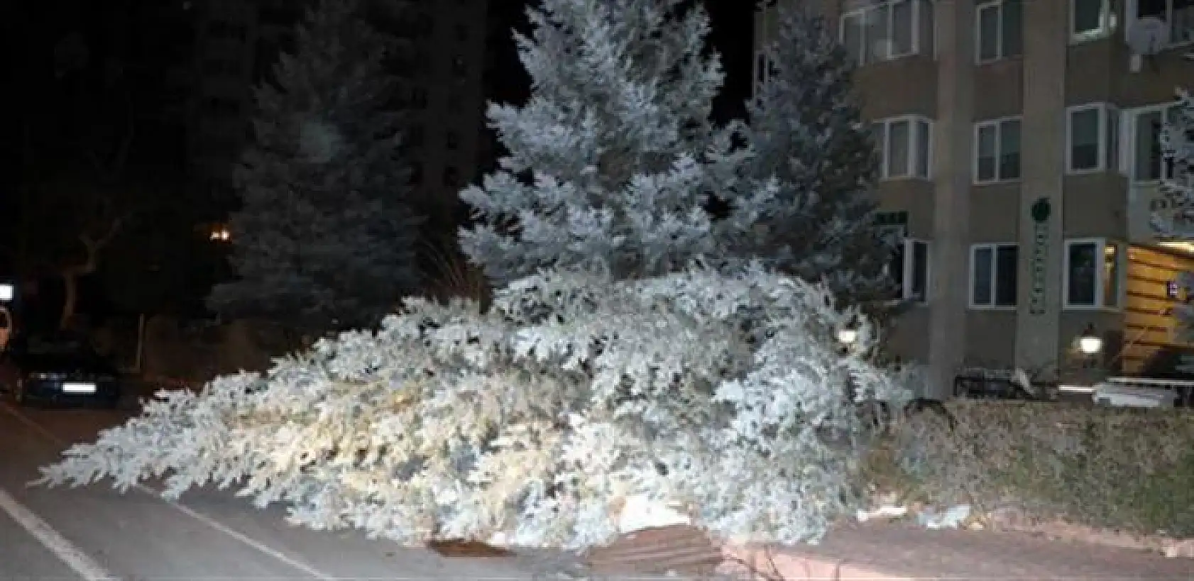 Kayseri'de şiddetli rüzgar taş üstünde taş bırakmadı