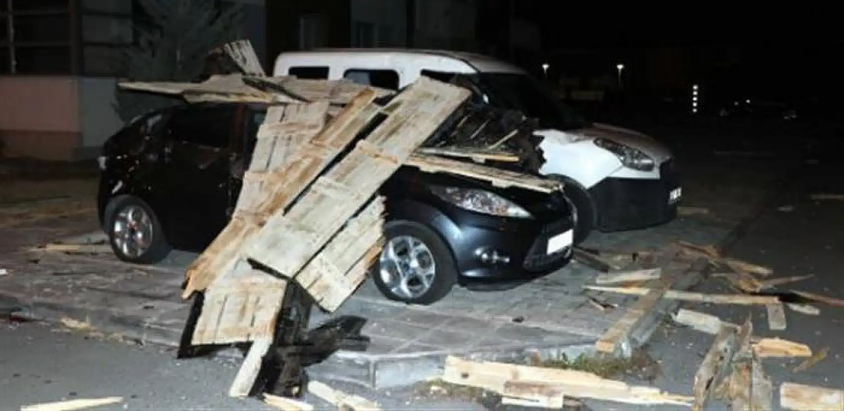 Kayseri'de şiddetli rüzgar taş üstünde taş bırakmadı