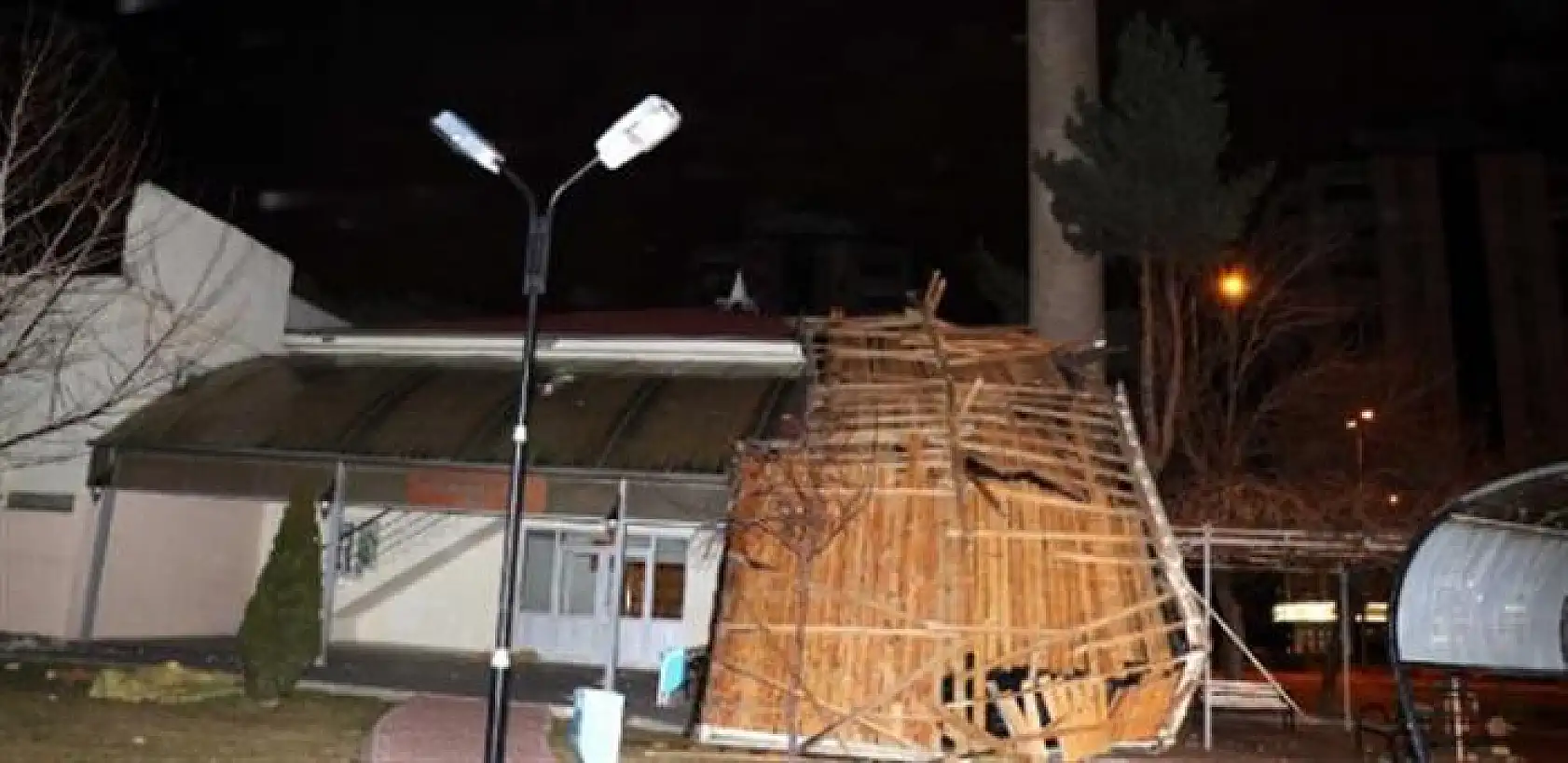 Kayseri'de şiddetli rüzgar taş üstünde taş bırakmadı