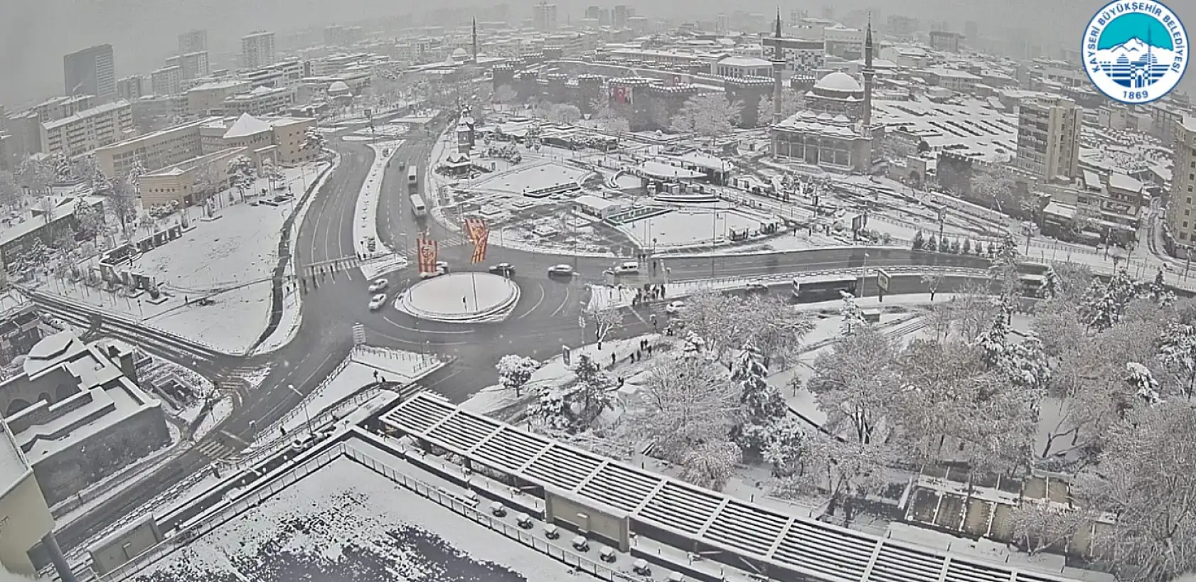 Kayseri yeniden beyaz örtüye büründü: İşte şehir kameralarına yansıyan görüntüler!