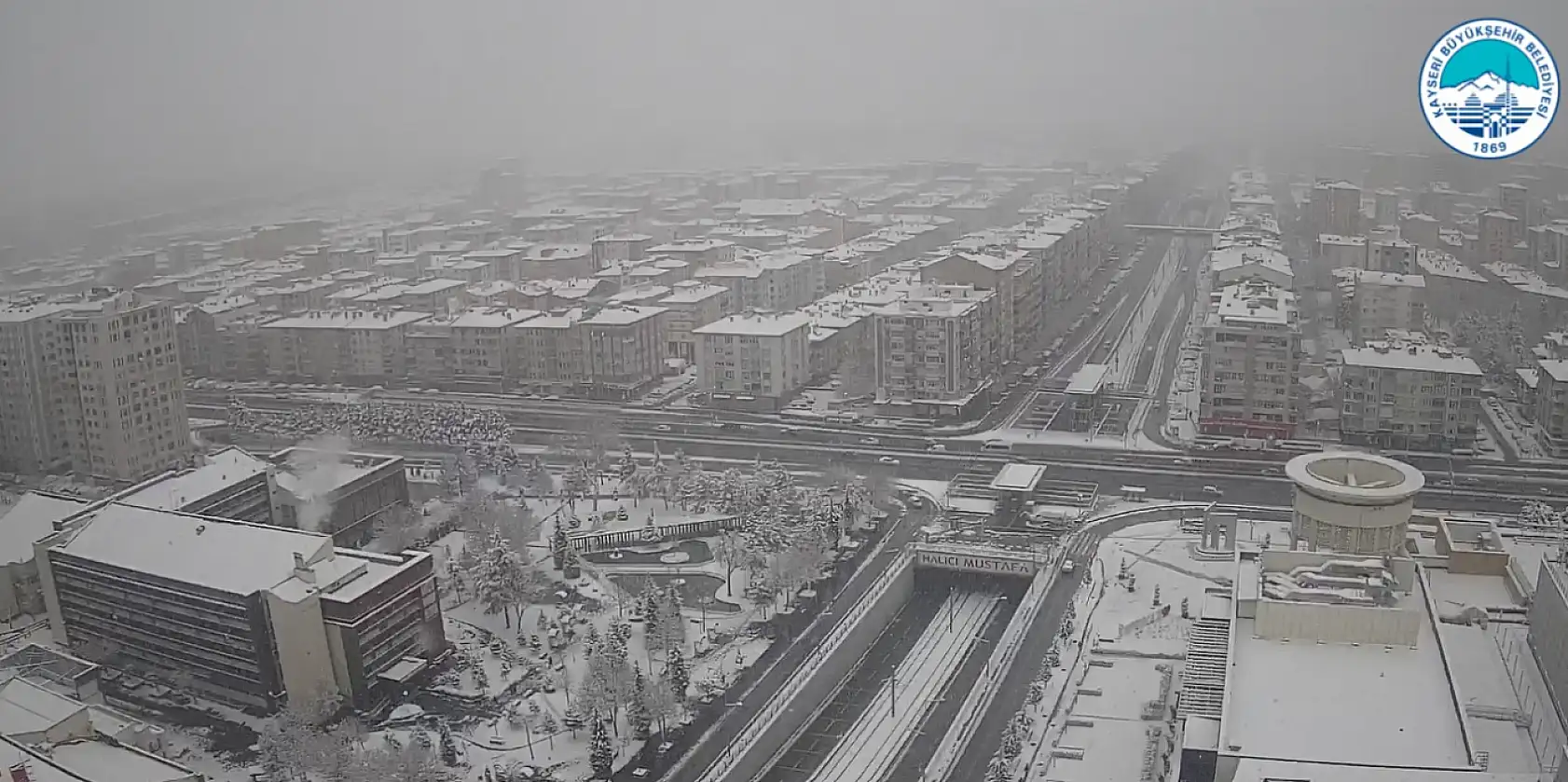 Kayseri yeniden beyaz örtüye büründü: İşte şehir kameralarına yansıyan görüntüler!
