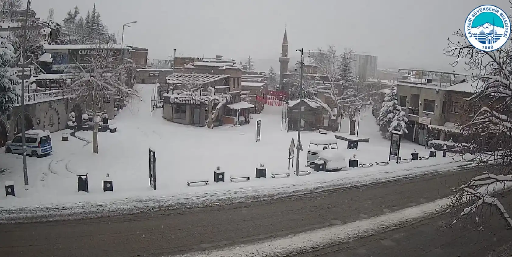 Kayseri yeniden beyaz örtüye büründü: İşte şehir kameralarına yansıyan görüntüler!
