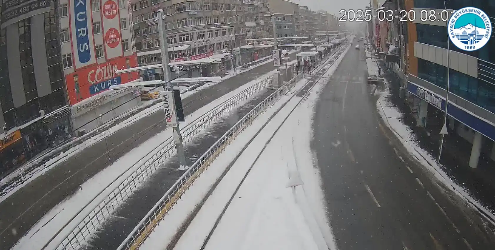 Kayseri yeniden beyaz örtüye büründü: İşte şehir kameralarına yansıyan görüntüler!