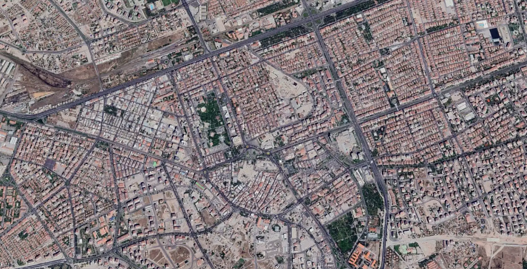 Kayseri'de tramvay yokken Cumhuriyet Meydanı böyleydi! 2005 yılından işte o görüntüler…