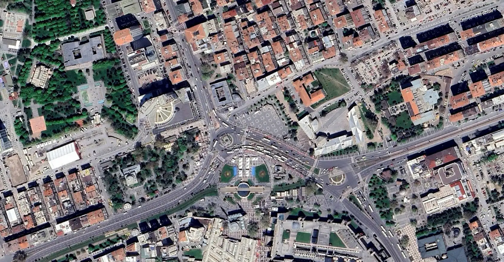 Kayseri'de tramvay yokken Cumhuriyet Meydanı böyleydi! 2005 yılından işte o görüntüler…