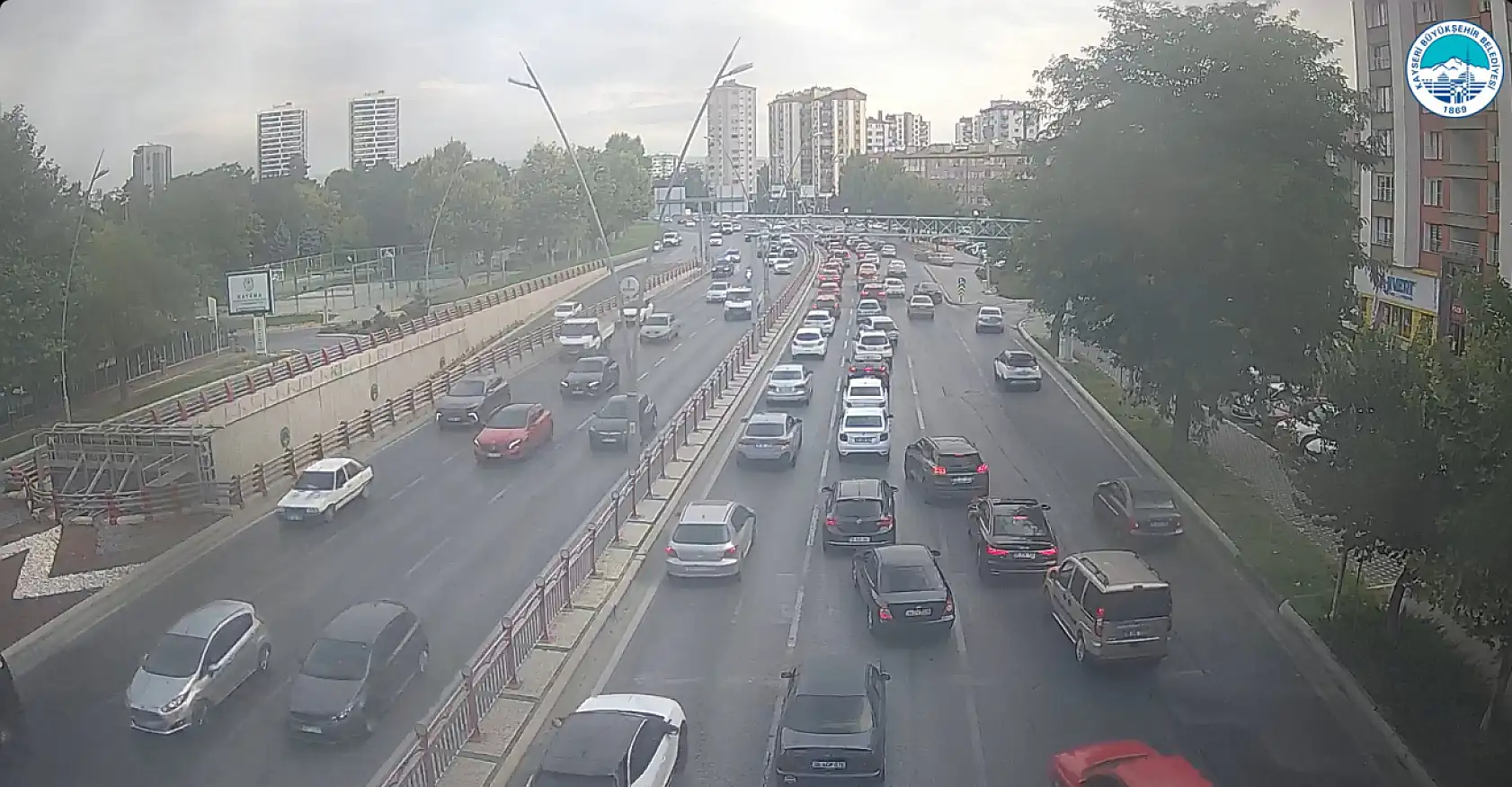 Kayseri'de ilk gün telaşı: Trafik yoğunluğu arttı, toplu taşımada adım atacak yer kalmadı!