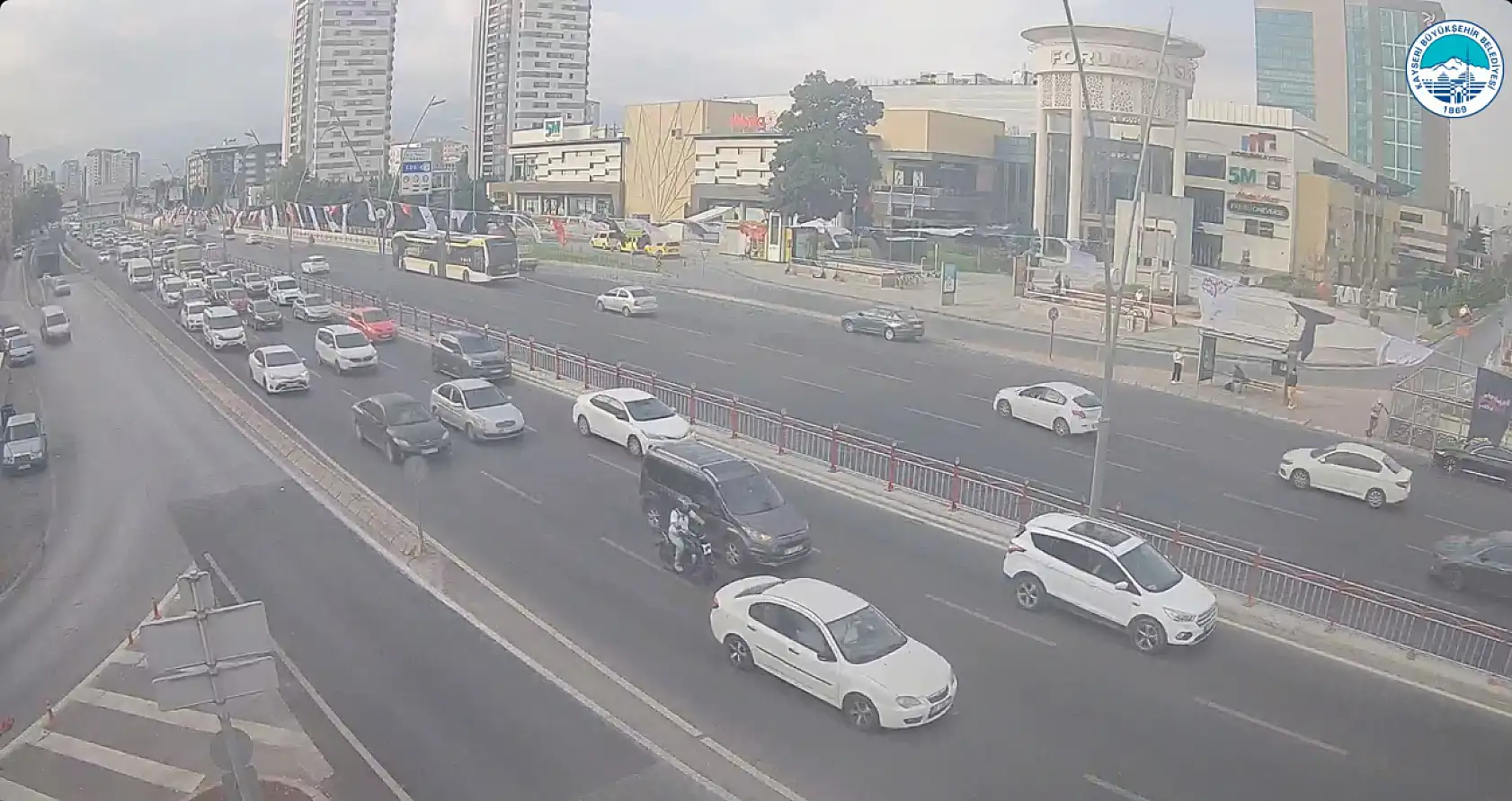 Kayseri'de ilk gün telaşı: Trafik yoğunluğu arttı, toplu taşımada adım atacak yer kalmadı!