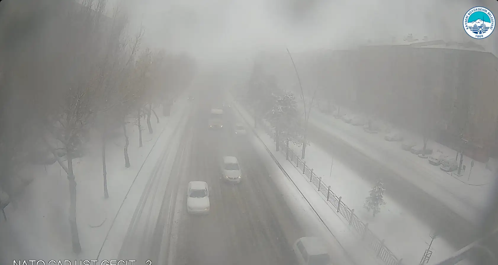 Kayseri'de beklenen yoğun kar geldi: Merkezde yollar karla kapandı!