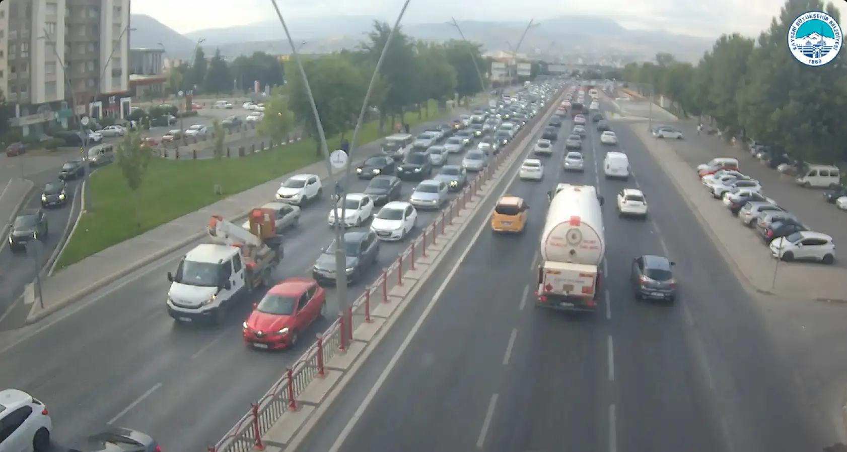 Kayseri'de ilk gün telaşı: Trafik yoğunluğu arttı, toplu taşımada adım atacak yer kalmadı!