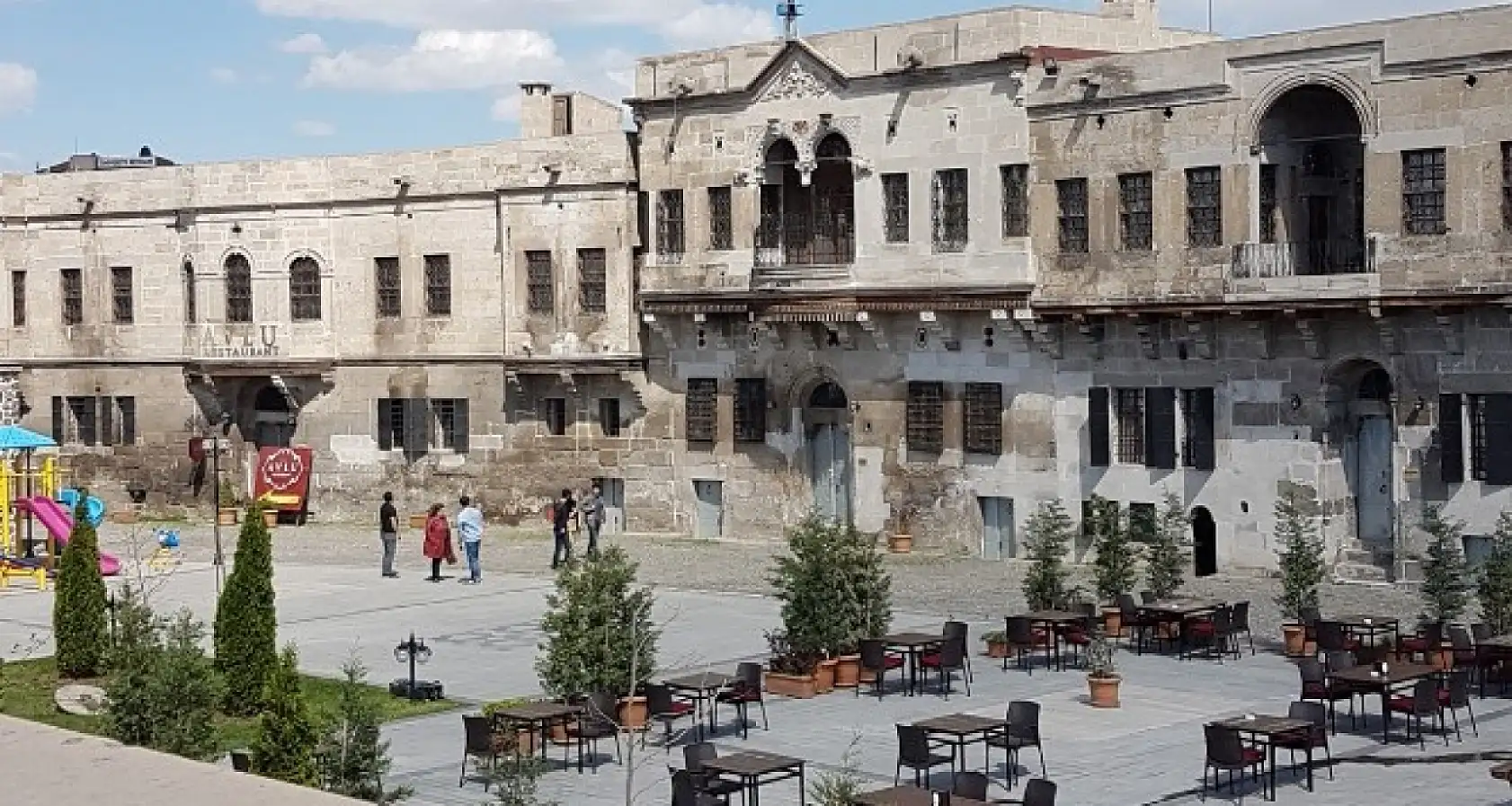 İlber Ortaylı'nın yıkılmasına tepki gösterdiği  tarihi evlerin son örnekleri burada!