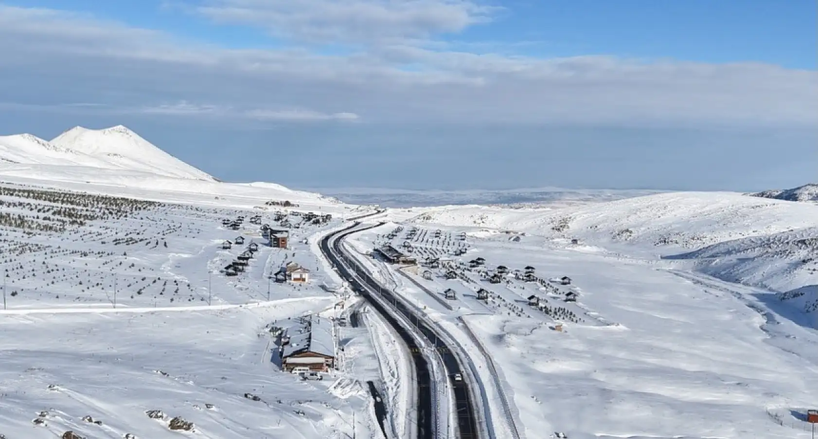 Erciyes dağı beyaza büründü: Zirvede kış masalı