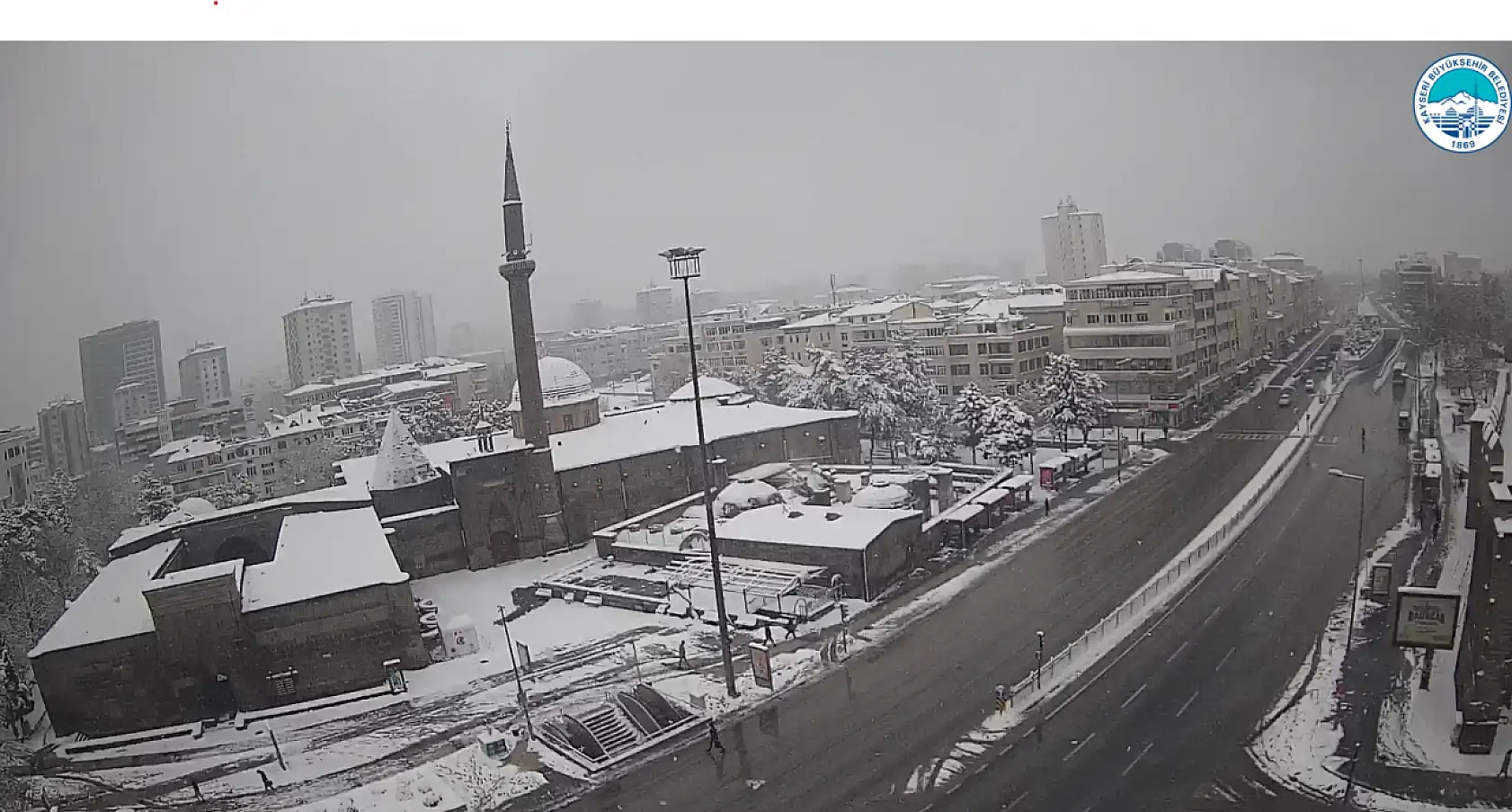 Kayseri yeniden beyaz örtüye büründü: İşte şehir kameralarına yansıyan görüntüler!