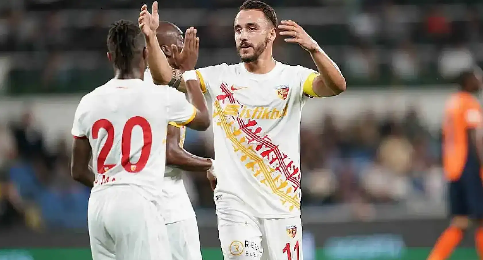 Kayseri milli maçın ardından sakin pazara uyandı - Kayserisporlu futbolcu milli takım haberi ve Tarihin en büyük şirket devri... İşte şehirden kısa kısa haberler...