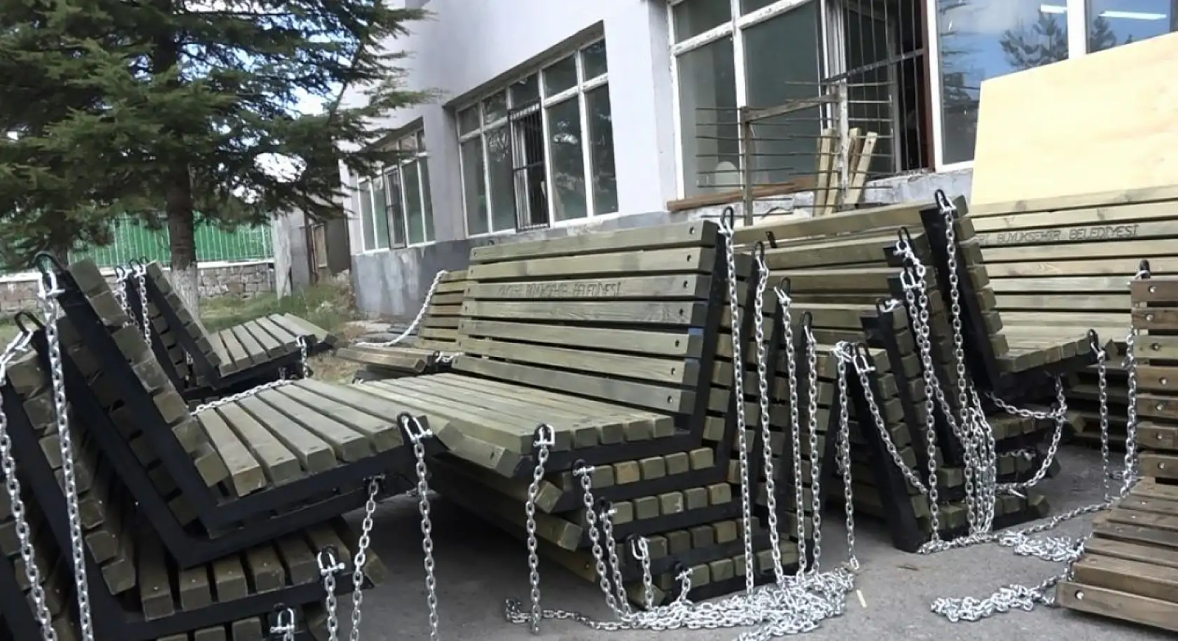 Meslek liseli öğrenciler Kayseri'de millet bahçesinin salıncaklarını üretti!