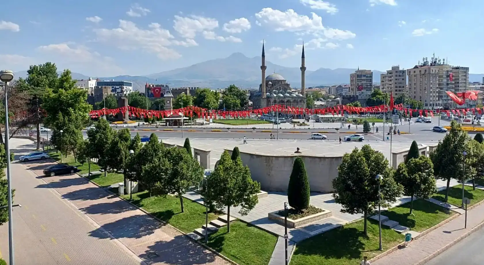 Kayseri kısa kısa: Türk Bayrağı, AK Parti, Develi, Cumhuriyet Meydanı...