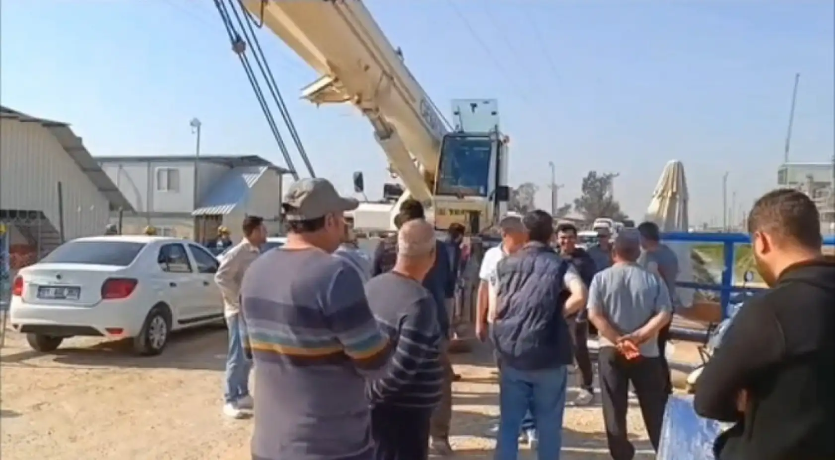 İşçilerin 'maaş' gerginliği - İş makinesinin önünü kestiler!