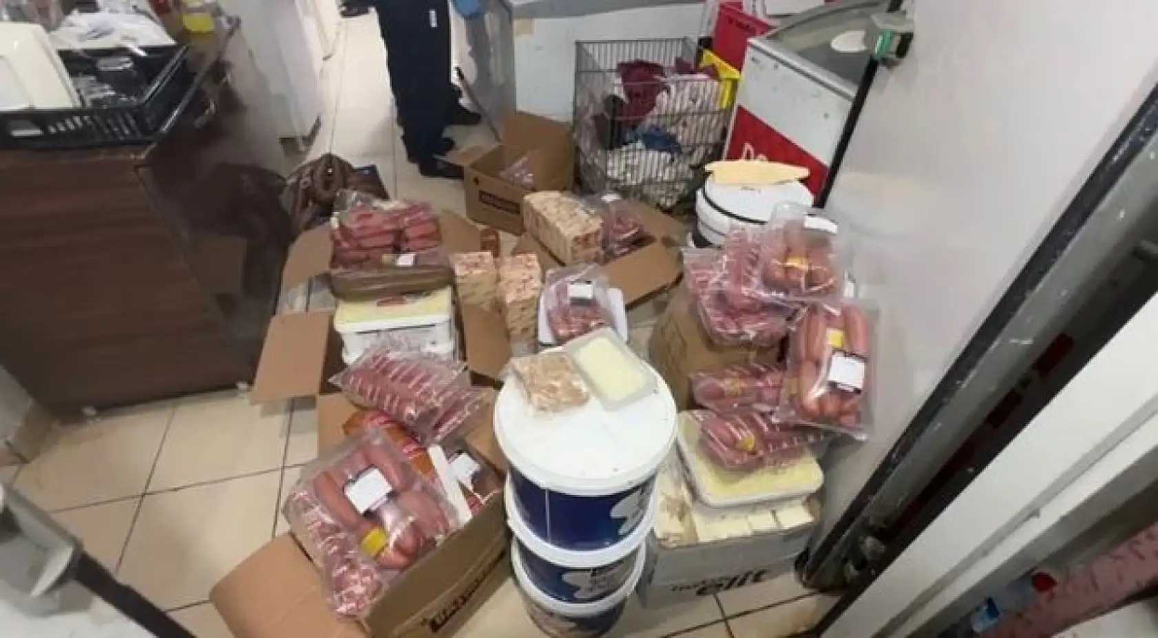 Resmen zehir satmışlar! Peynir, zeytin, sucuk… İş yeri mühürlendi!