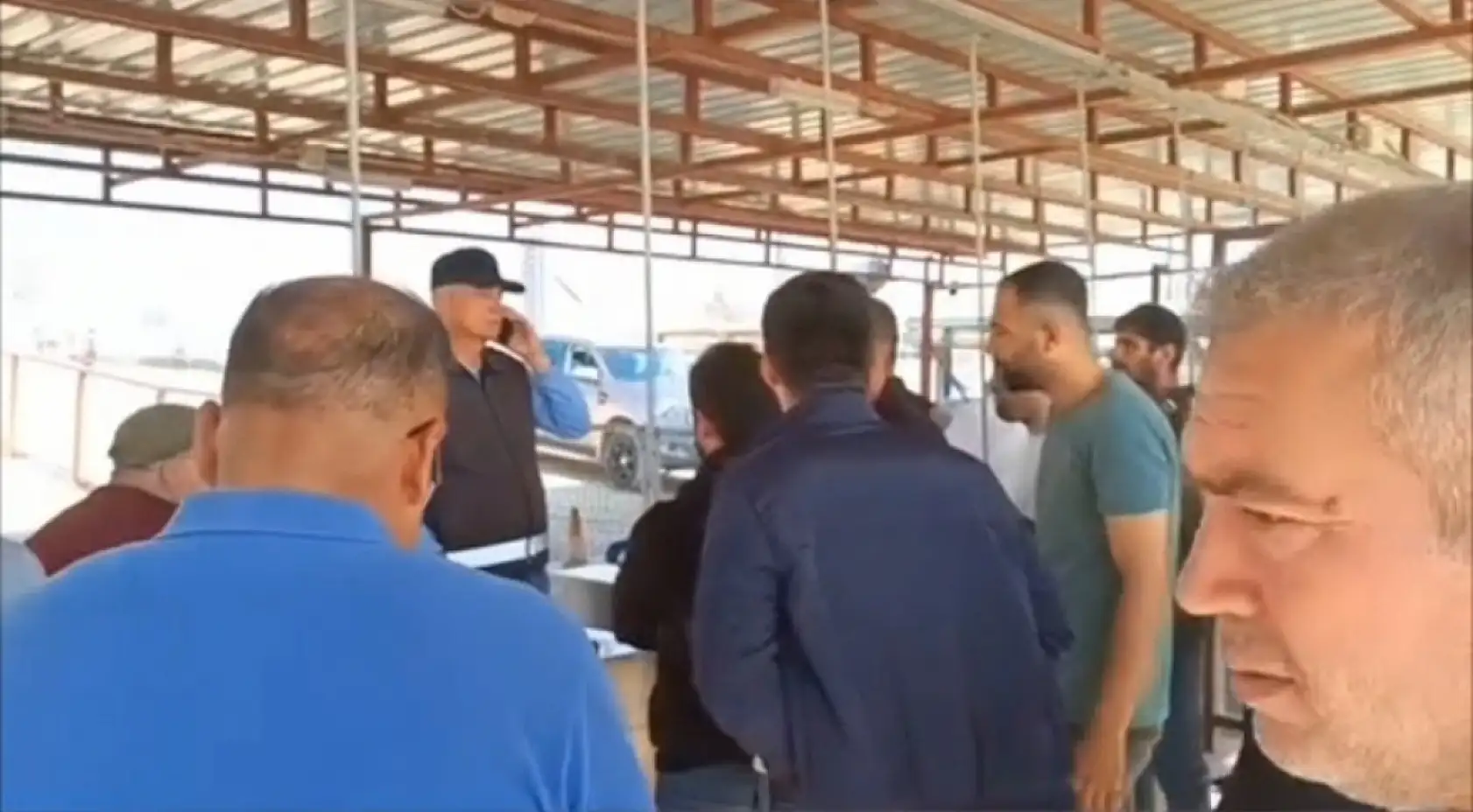 İşçilerin 'maaş' gerginliği - İş makinesinin önünü kestiler!