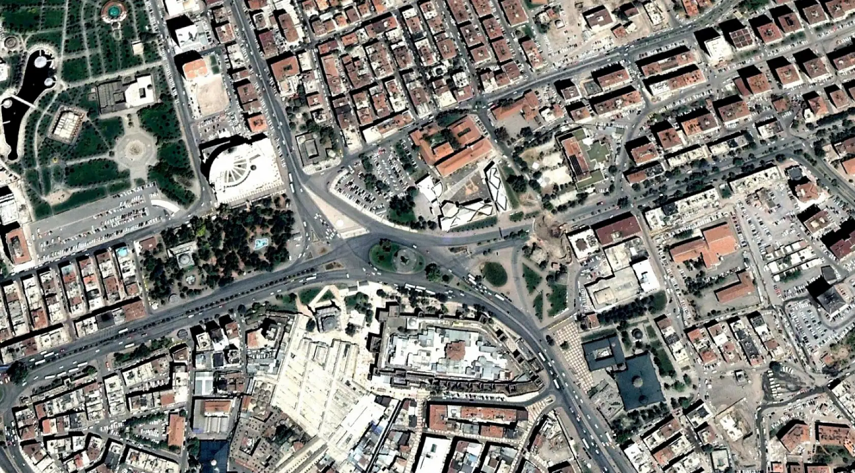 Kayseri'de tramvay yokken Cumhuriyet Meydanı böyleydi! 2005 yılından işte o görüntüler…