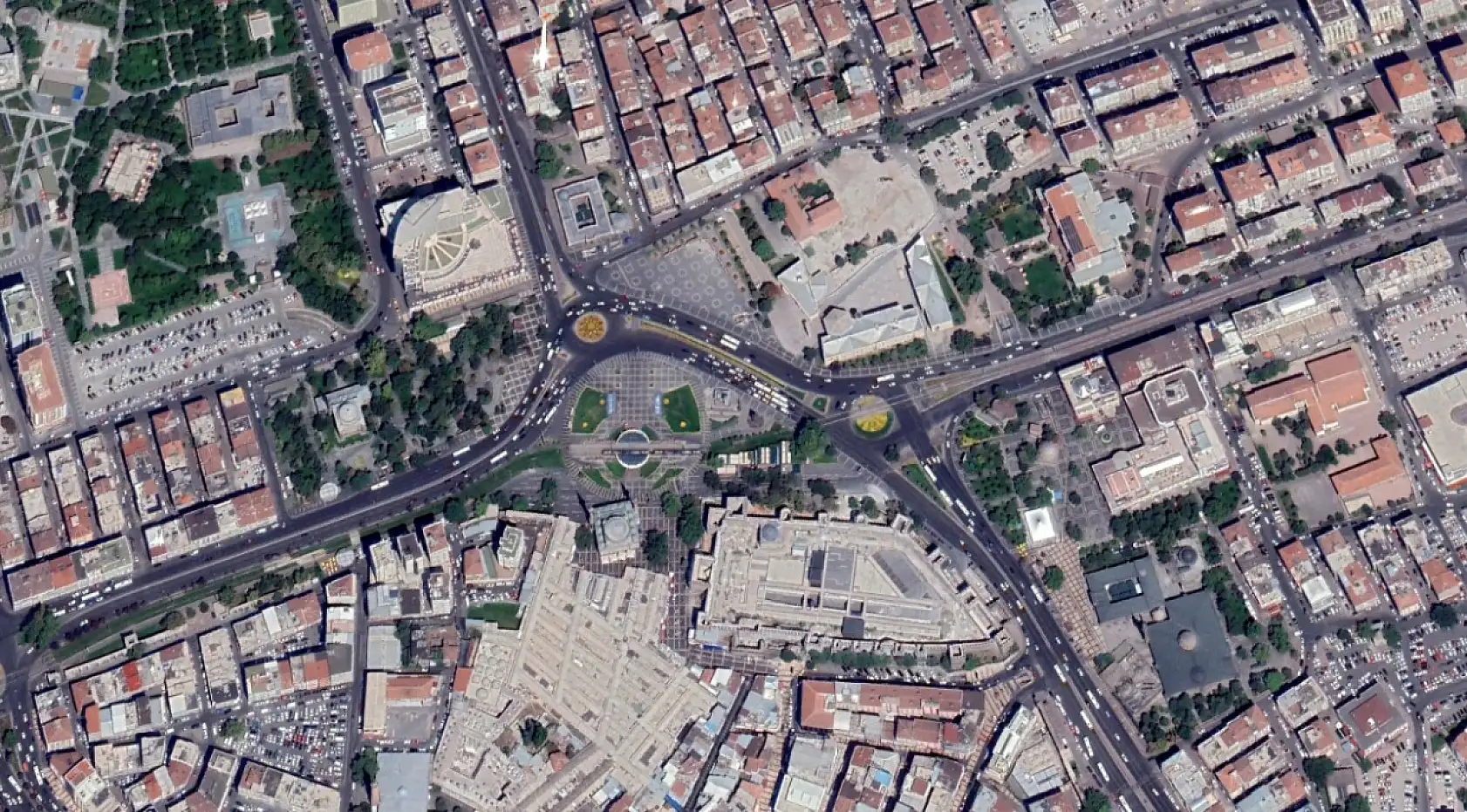 Kayseri'de tramvay yokken Cumhuriyet Meydanı böyleydi! 2005 yılından işte o görüntüler…