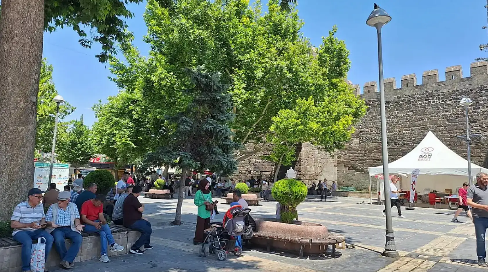 Kayseri kısa kısa: Türk Bayrağı, AK Parti, Develi, Cumhuriyet Meydanı...