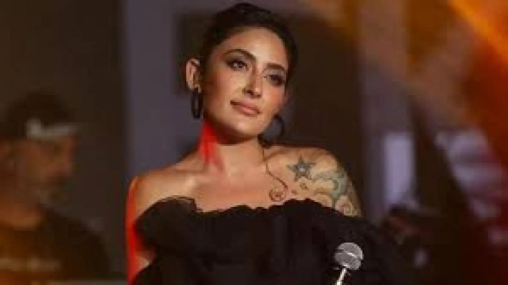 Kayserili sanatçı bakın hangi takımın forması ile poz verdi?