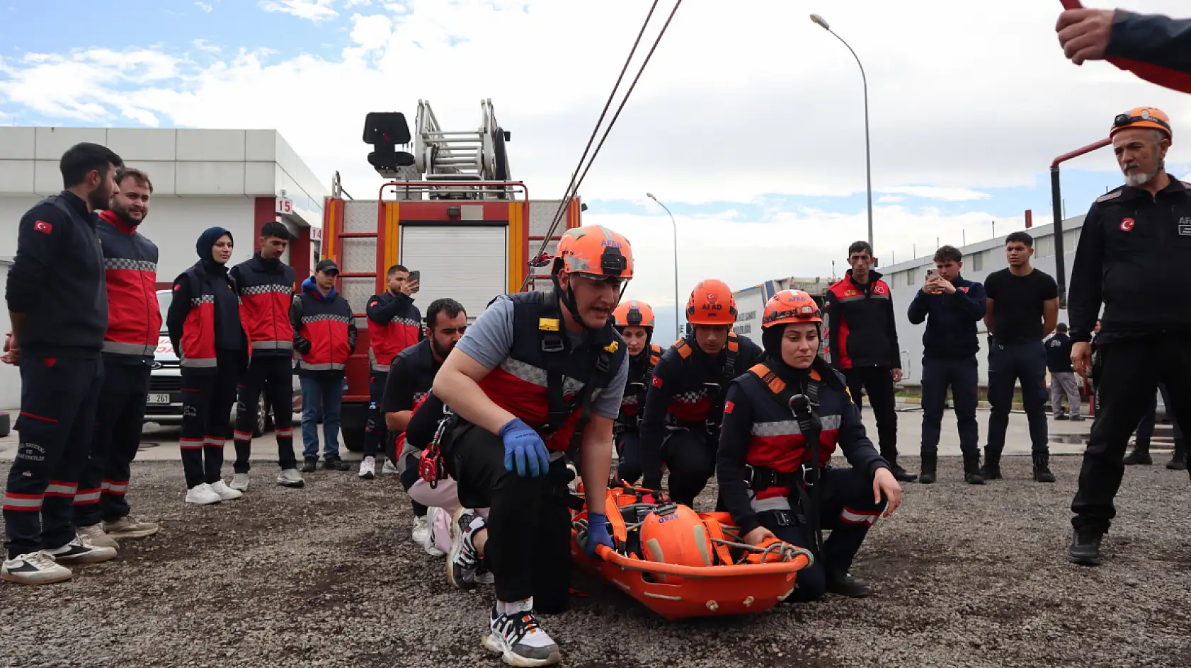 Kayseri'de gerçeğini aratmayan kurtarma eğitimi