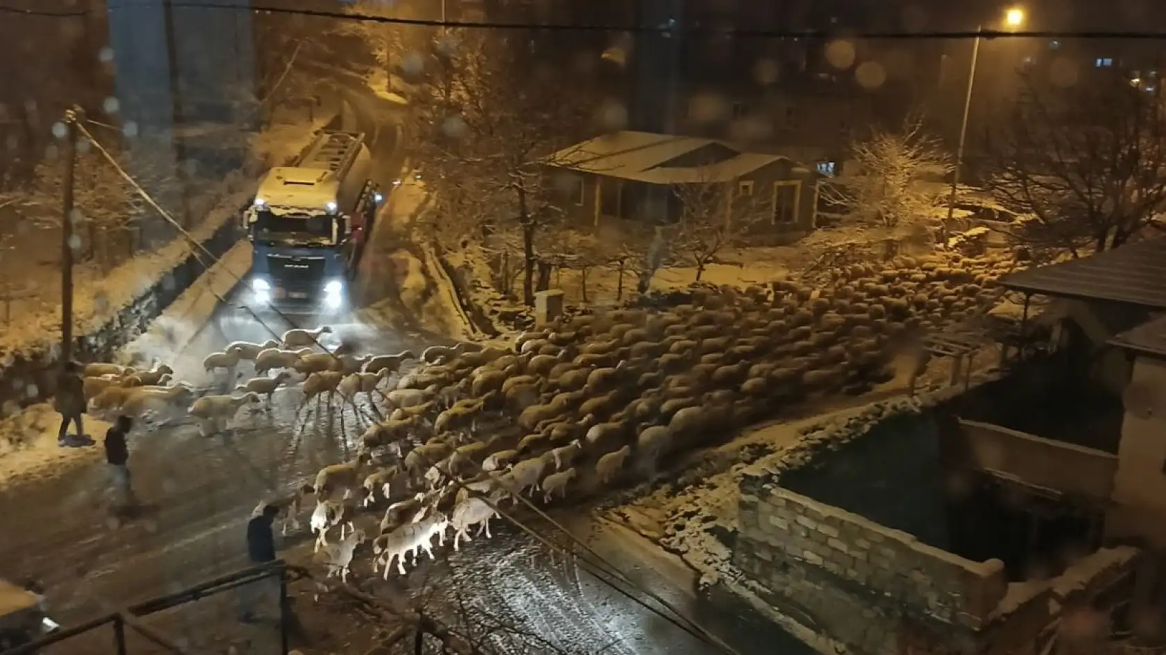 Yahyalı'da kar yağışı yaşamı olumsuz etkiliyor