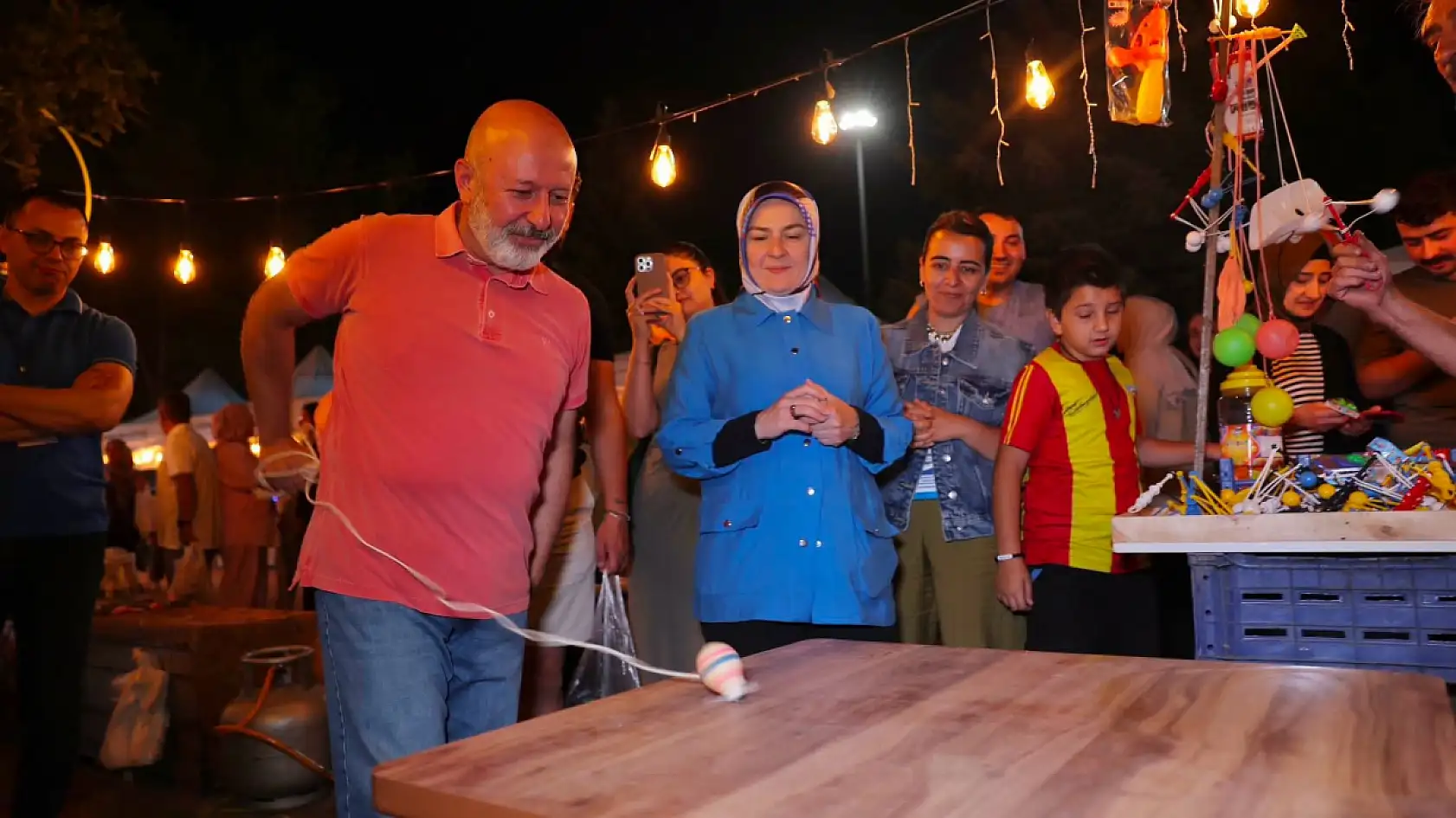 Başkan Çolakbayrakdar 'Neşeli Günler' filmini Fuar 38'de vatandaşlarla izledi