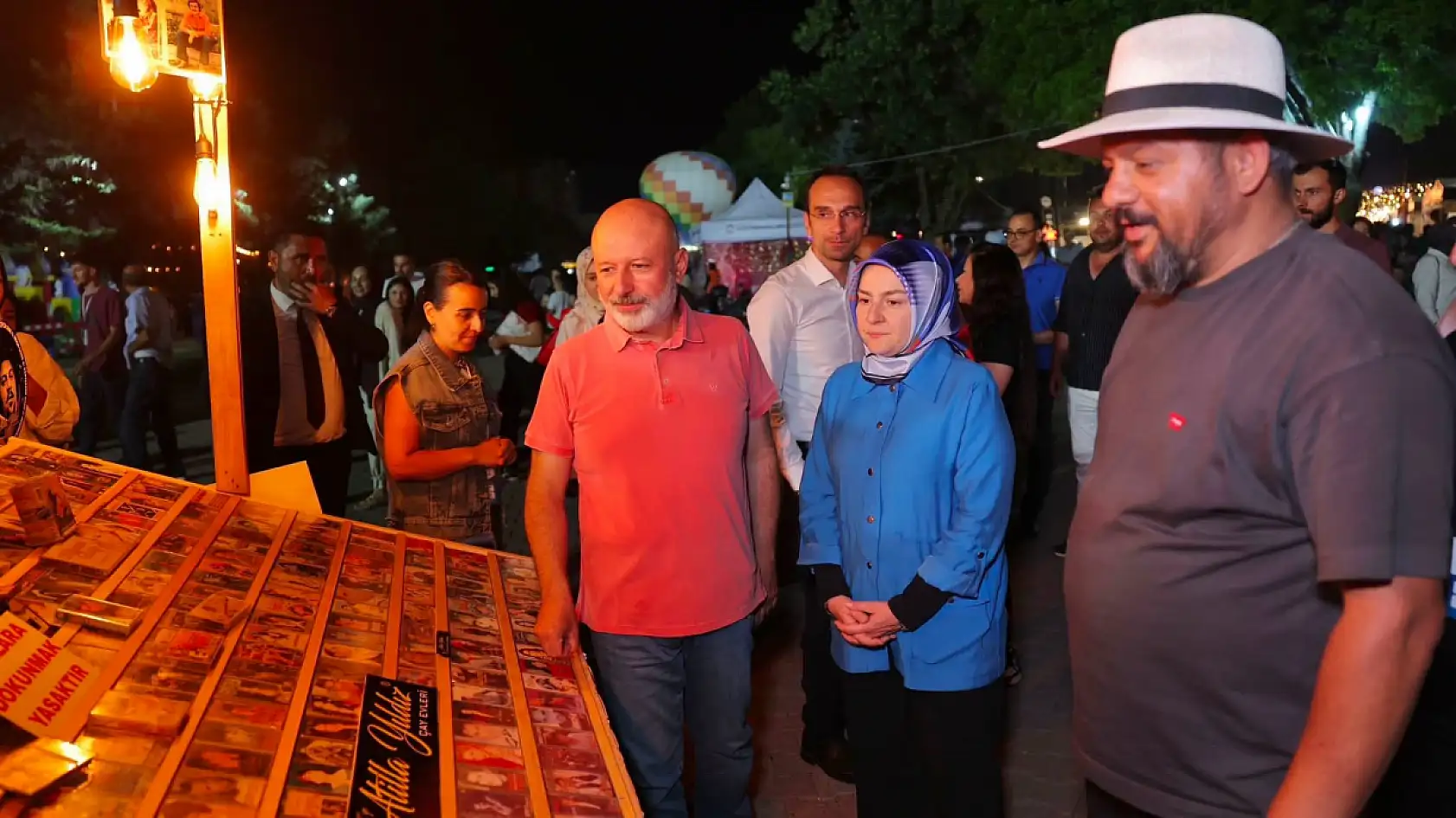 Başkan Çolakbayrakdar 'Neşeli Günler' filmini Fuar 38'de vatandaşlarla izledi
