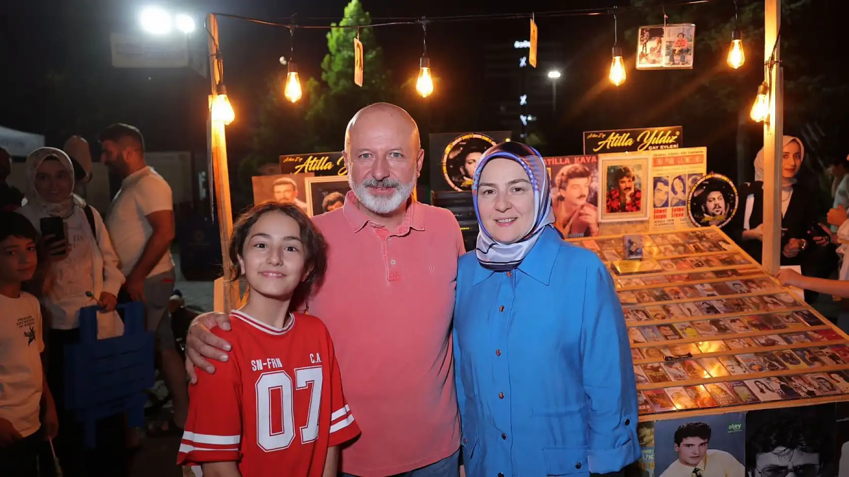 Başkan Çolakbayrakdar 'Neşeli Günler' filmini Fuar 38'de vatandaşlarla izledi