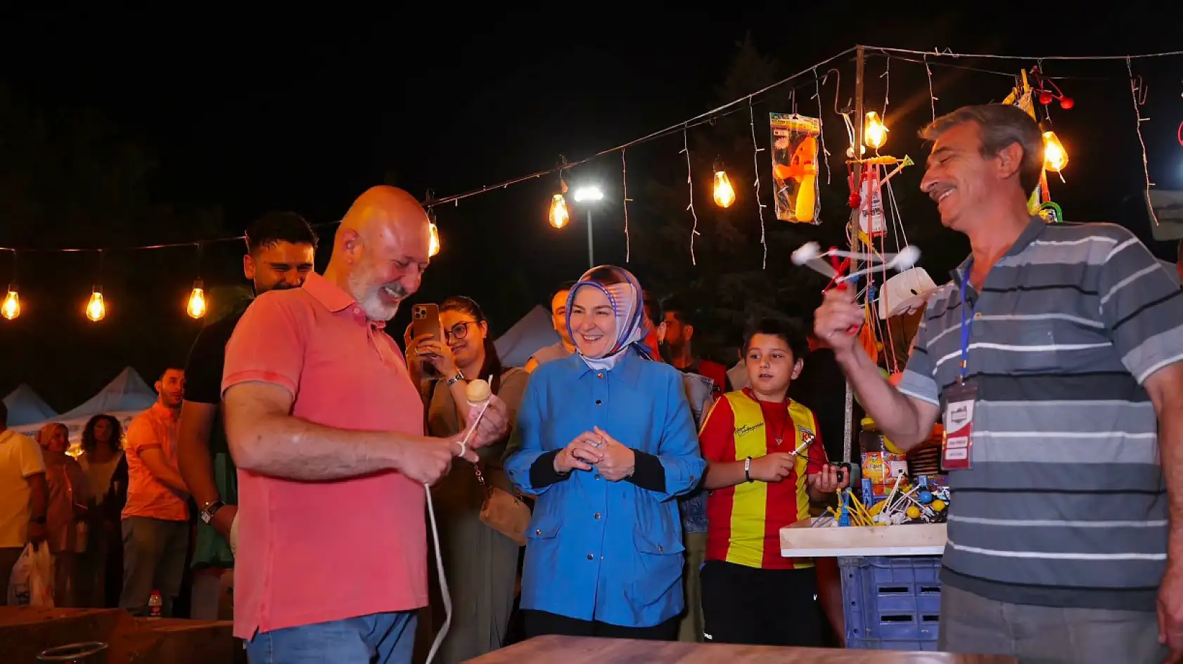 Başkan Çolakbayrakdar 'Neşeli Günler' filmini Fuar 38'de vatandaşlarla izledi