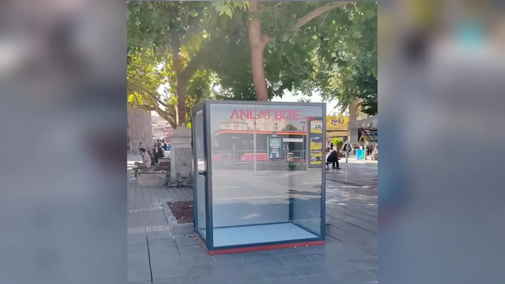 Cumhuriyet Meydanı'nda gizemli cam kabin!