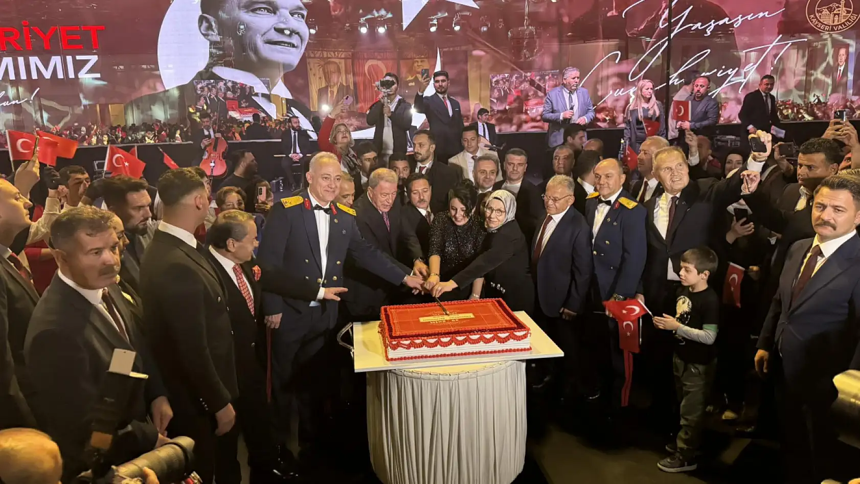 Kayseri'de Cumhuriyet coşkusu: Başkan Büyükkılıç resepsiyonda!