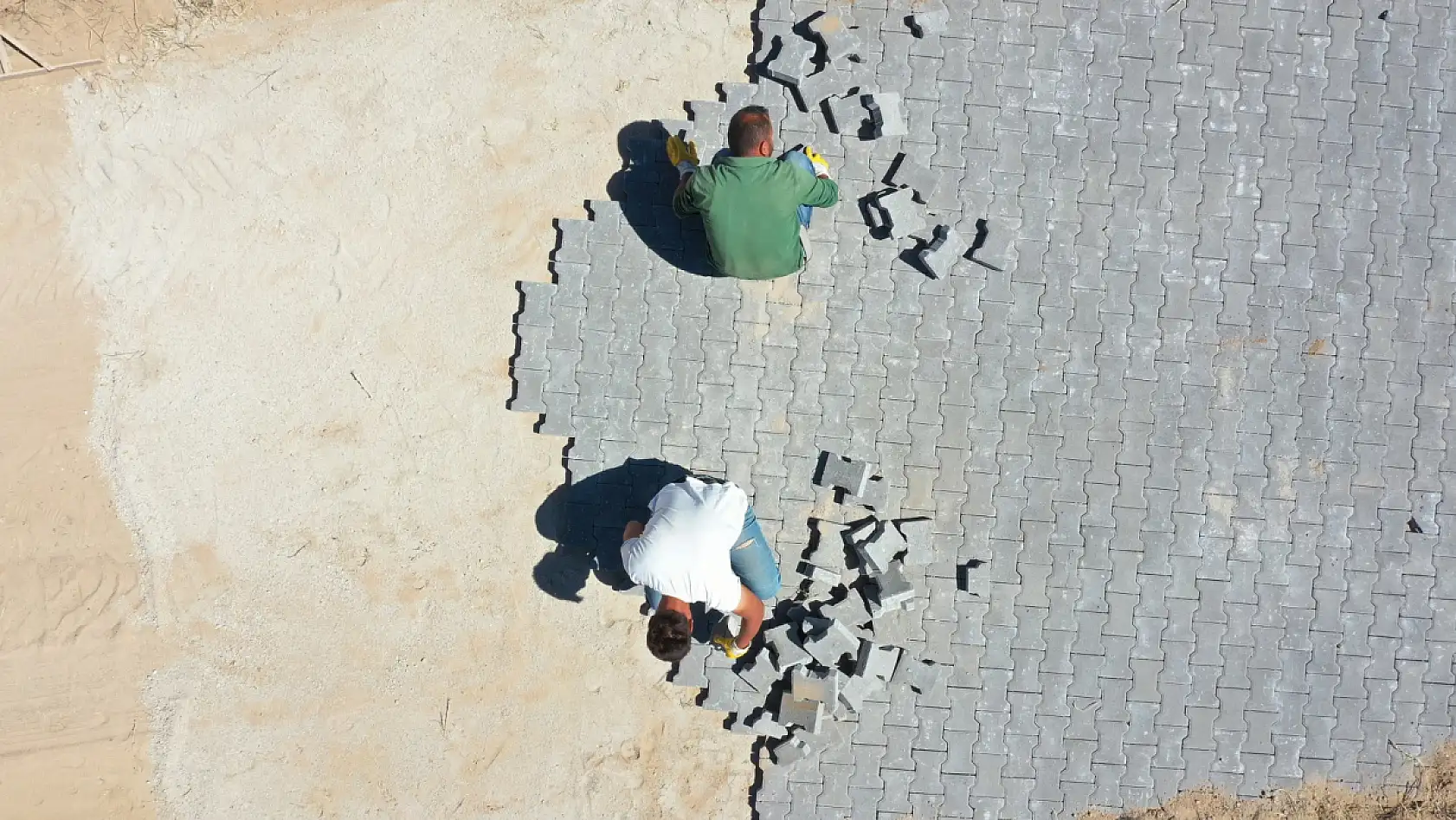 Kırsal yollara 108,9 milyon TL'lik kilitli parke döşendi