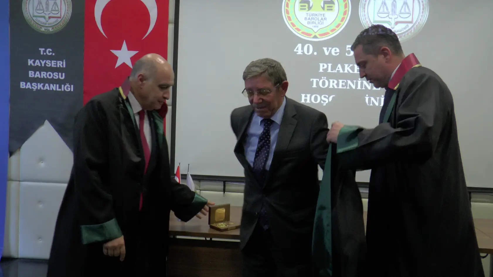 Emekli avukatlara madalya verildi