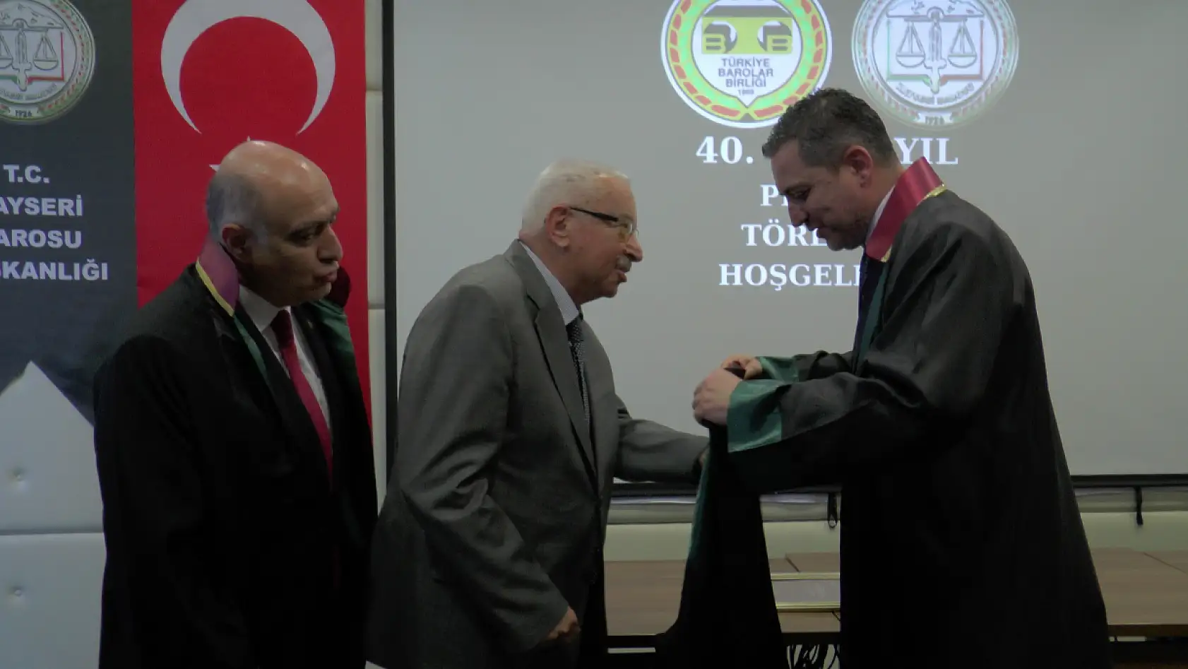 Emekli avukatlara madalya verildi