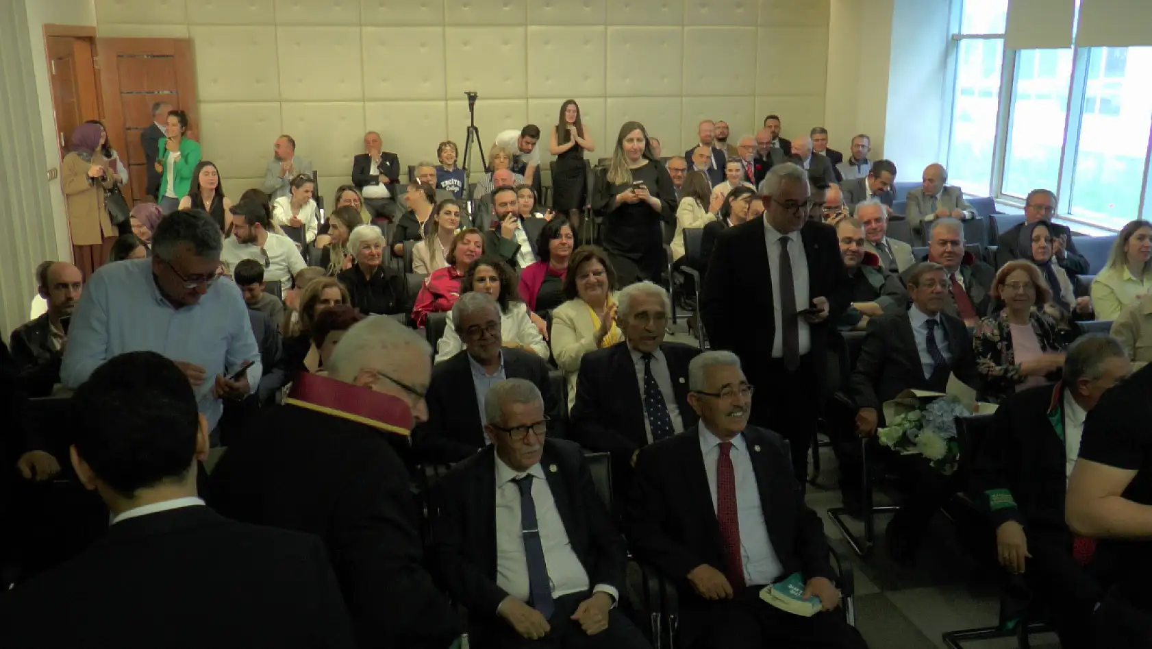 Emekli avukatlara madalya verildi