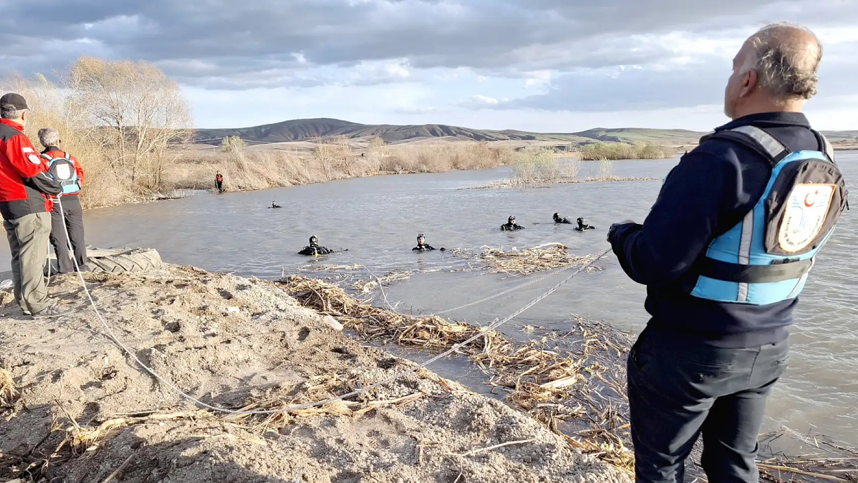Kayseri'de çalışmalar başladı - Kızılırmak Nehri'ne düşen genç hala aranıyor!