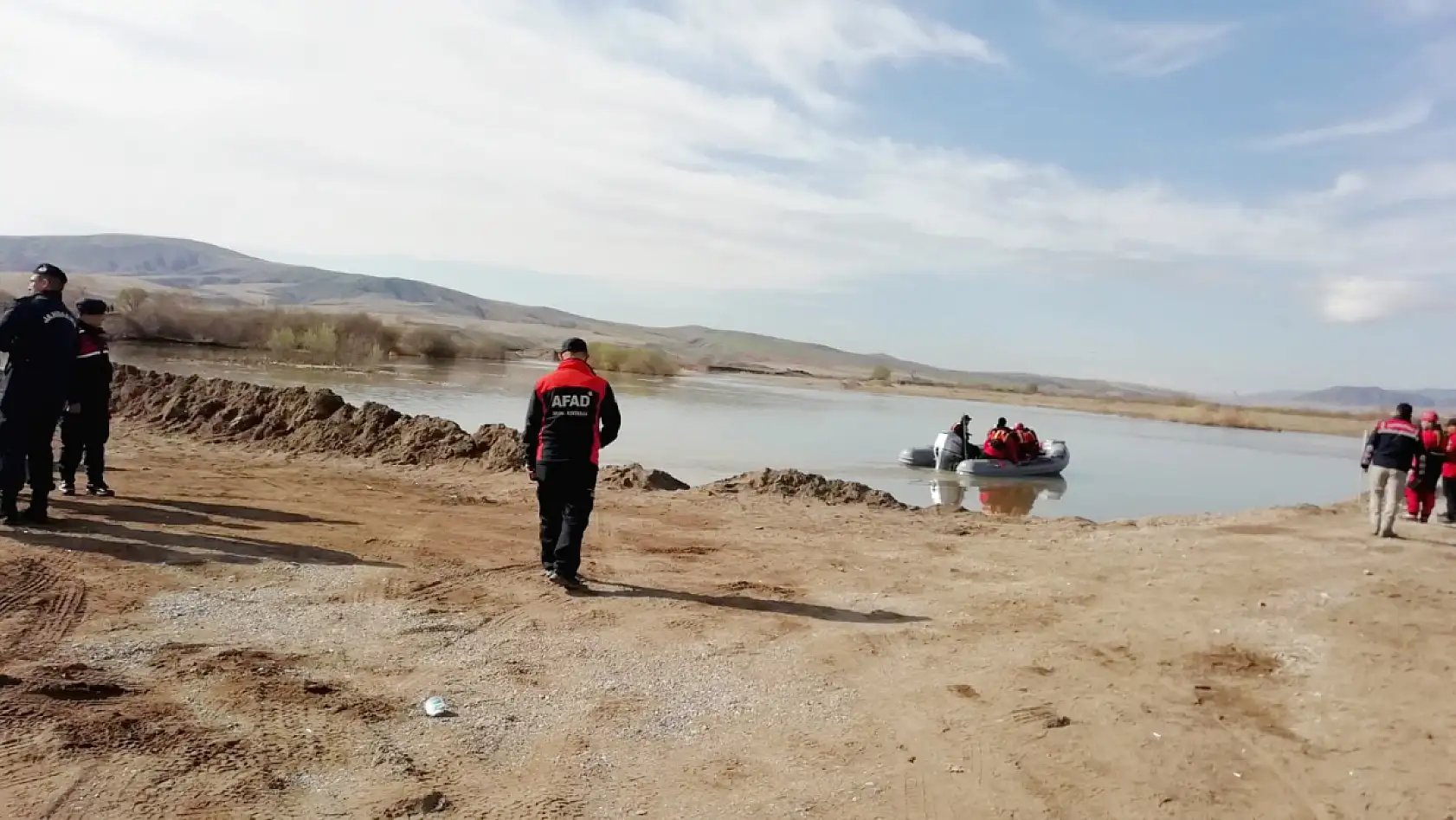 Kayseri'de çalışmalar başladı - Kızılırmak Nehri'ne düşen genç hala aranıyor!