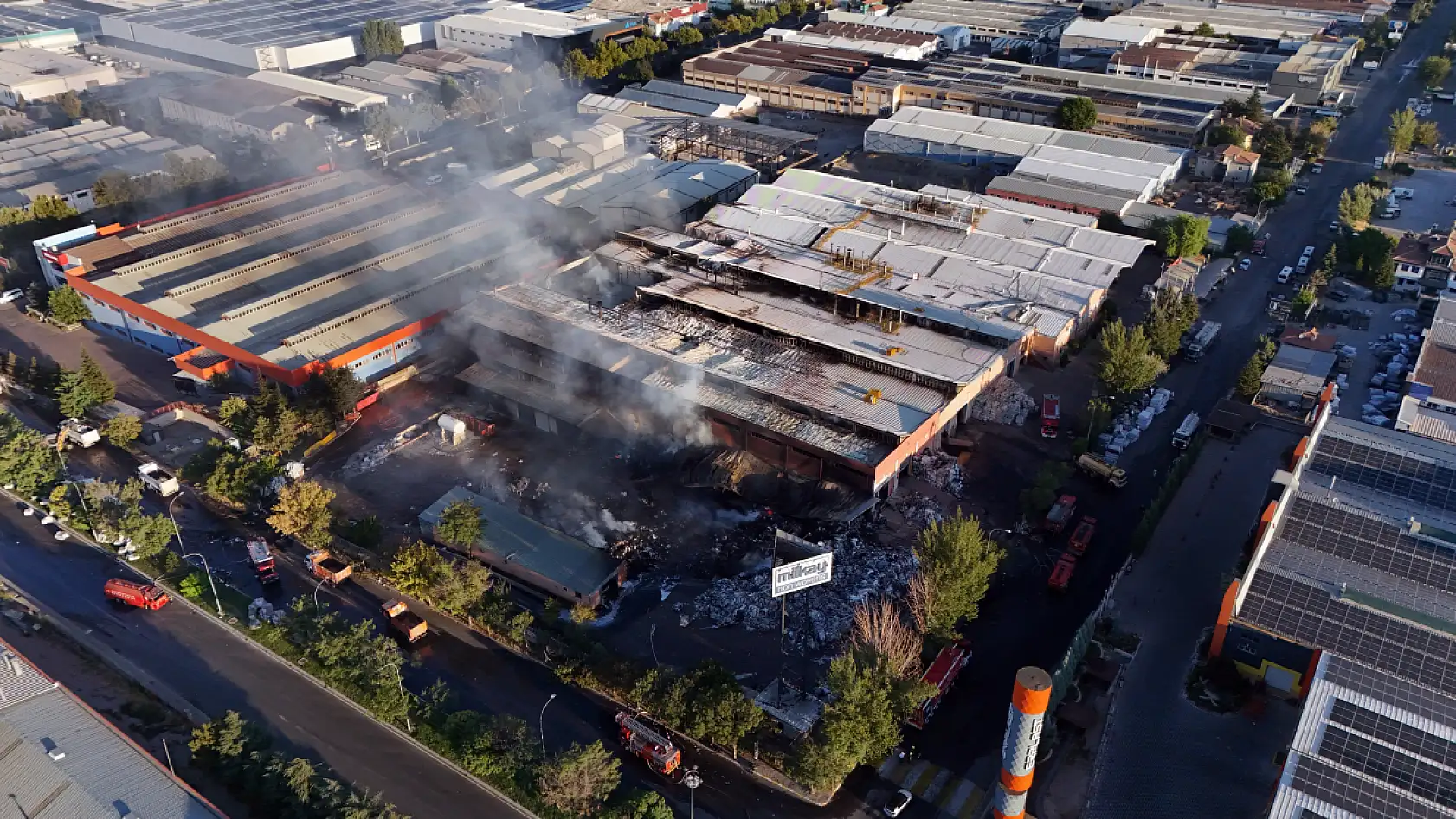 Kayseri OSB'de alevlerle mücadele sürüyor: 94 araç, 12 iş makinesi, yüzlerce personel!