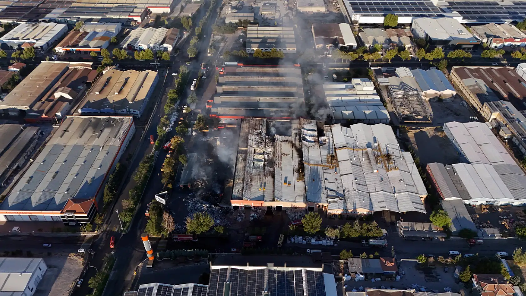 Kayseri OSB'de alevlerle mücadele sürüyor: 94 araç, 12 iş makinesi, yüzlerce personel!