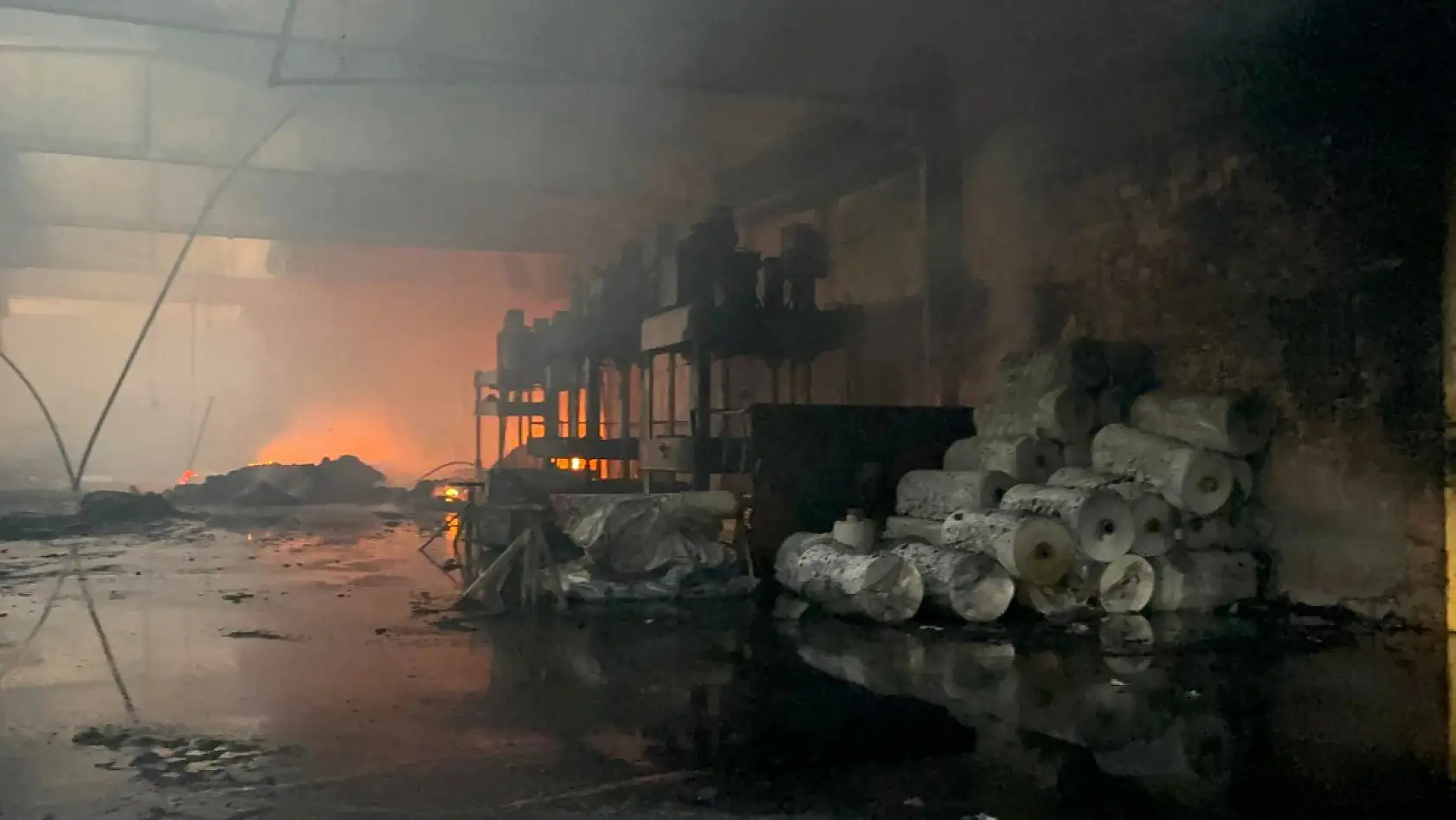 Kayseri OSB'de alevlerle mücadele sürüyor: 94 araç, 12 iş makinesi, yüzlerce personel!