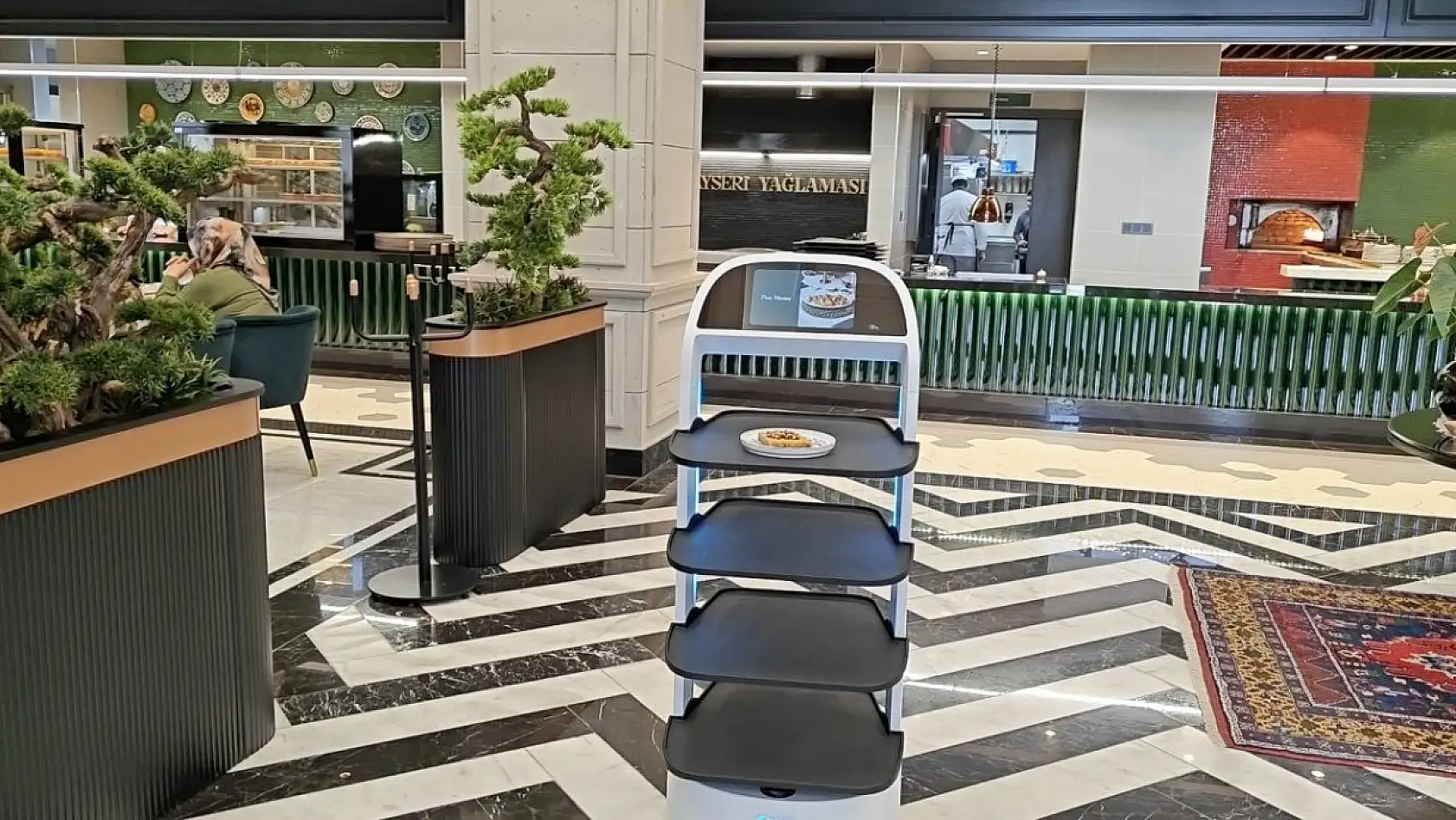 Kayseri'de MSM teknolojiye koşuyor: Robot garson iş başında!