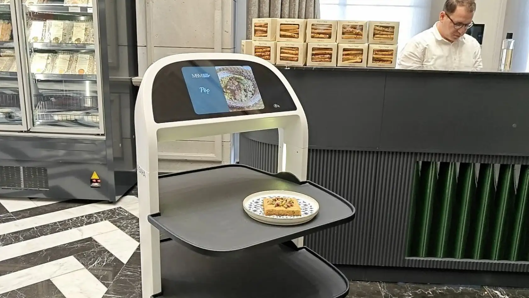 Kayseri'de MSM teknolojiye koşuyor: Robot garson iş başında!