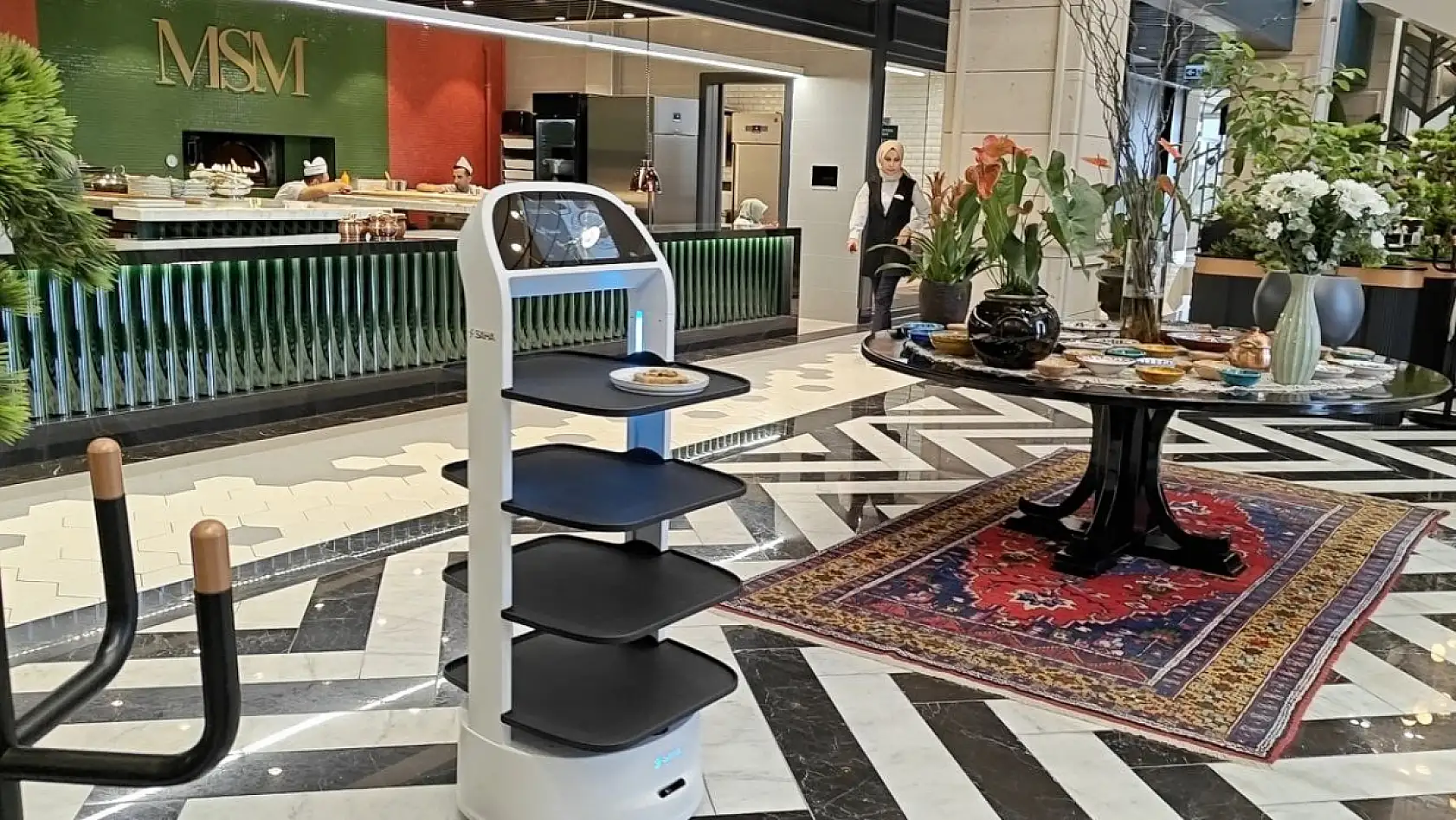 Kayseri'de MSM teknolojiye koşuyor: Robot garson iş başında!