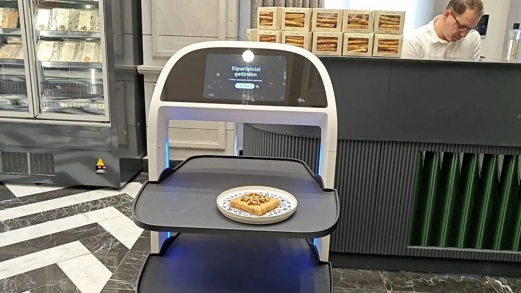 Kayseri'de MSM teknolojiye koşuyor: Robot garson iş başında!