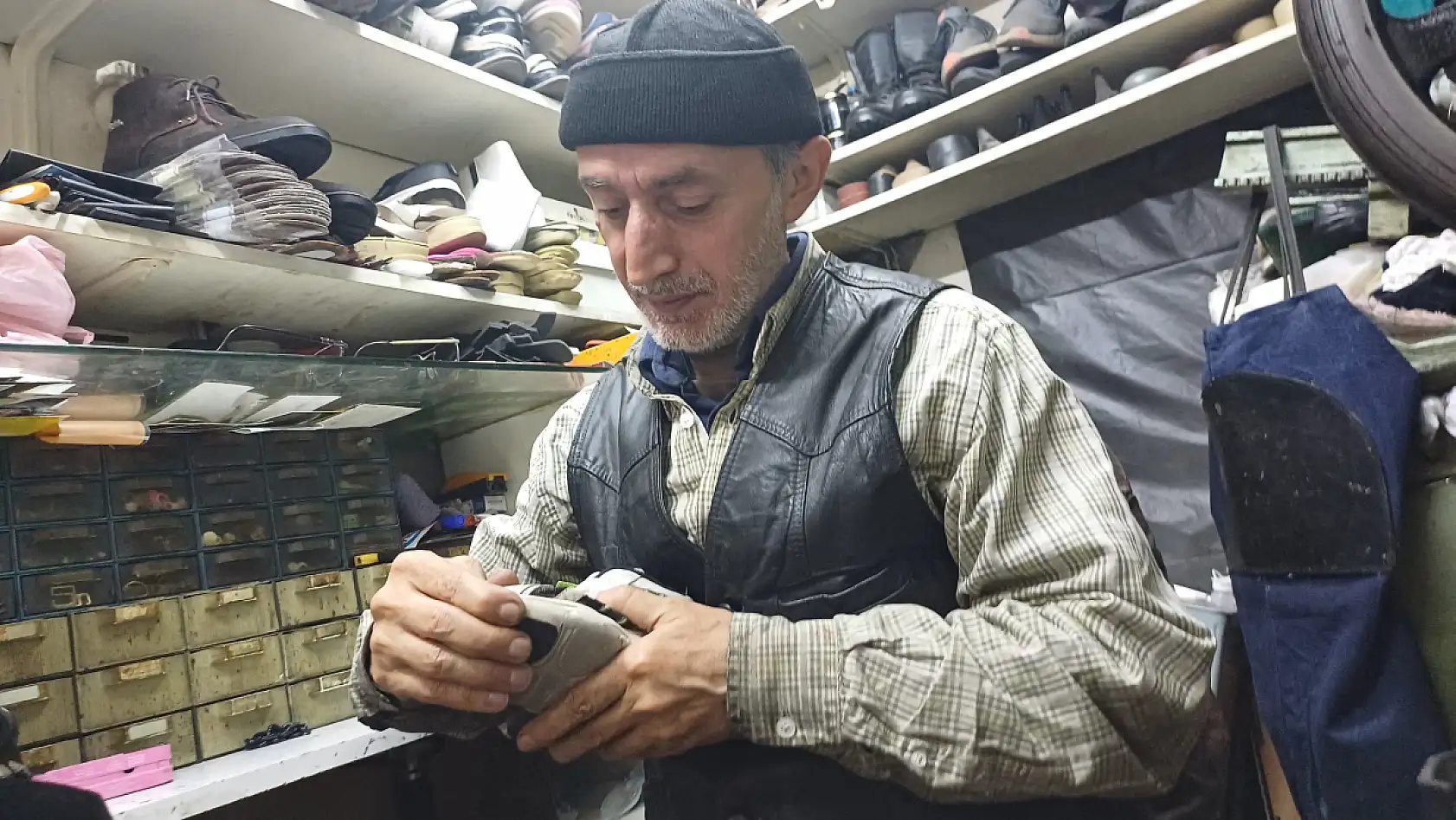 Kayseri'de usta tamirci, yoksulların yüzünü güldürüyor