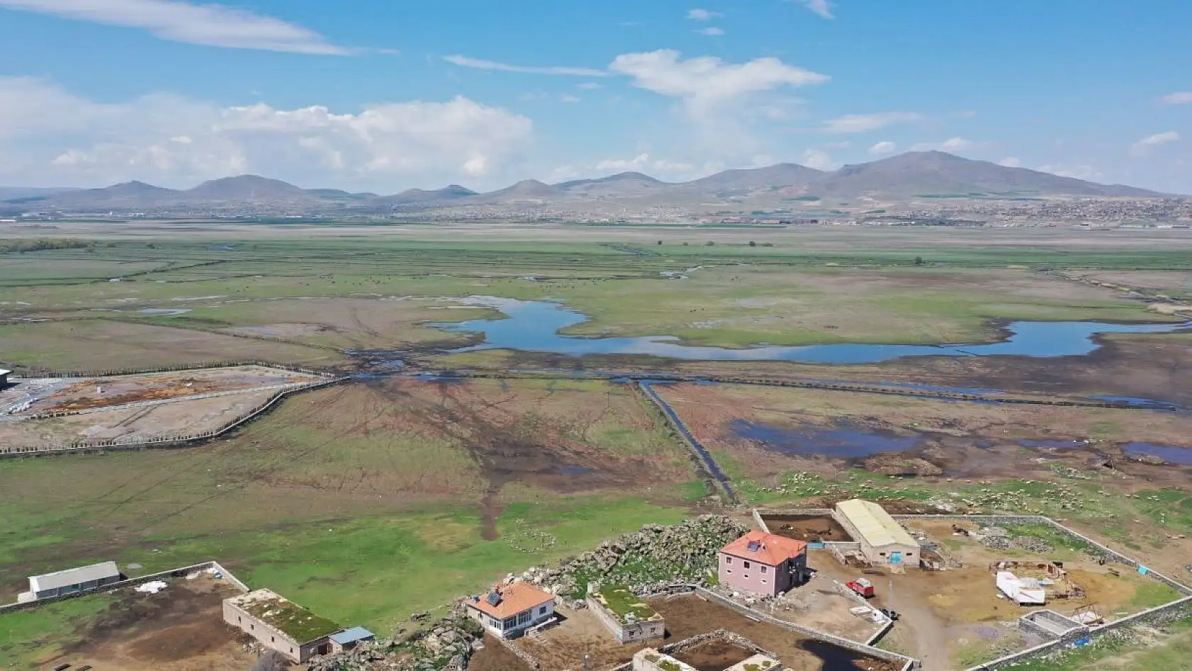 Göçmen Leylekler Hürmetçi Sazlığı'nda mola verdi